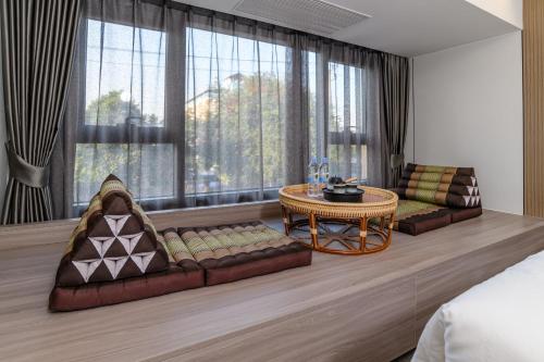 a living room with a couch and a table at Marquis Hotel in Ban Bang Toei (1)