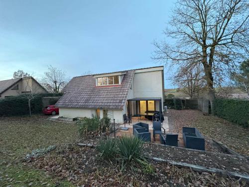 a house with chairs in the front yard at Le refuge barbezien in Lombez