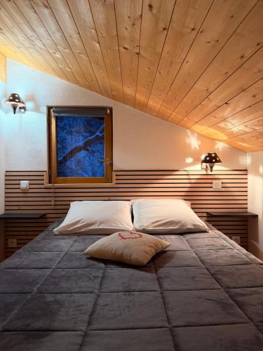 En eller flere senge i et værelse på Chalet individuel en montagne