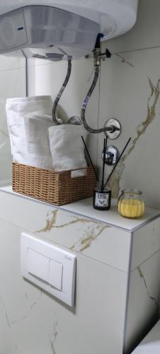 a white counter with a basket and a lamp on it at Kopaonik Alibi25 in Kopaonik