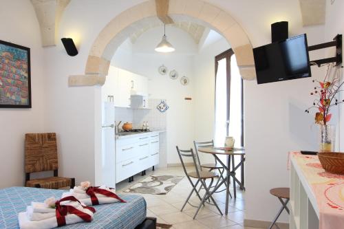 a kitchen and living room with a bed and a table at Residence Borgo Antico in Diso