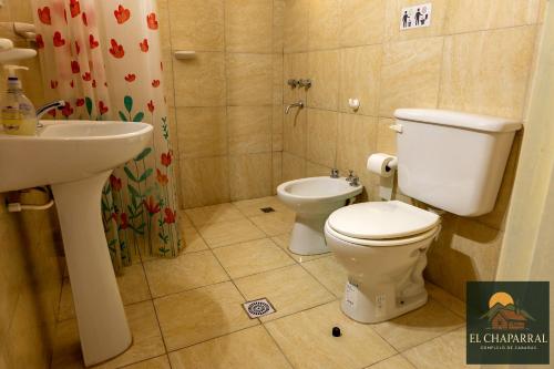 een badkamer met toilet en wastafel bij Cabaña El Chaparral Villa Dolores, Traslasierra 4 in Villa Dolores