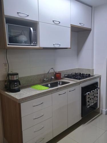 Küche/Küchenzeile in der Unterkunft Encantador apê com 2 suítes