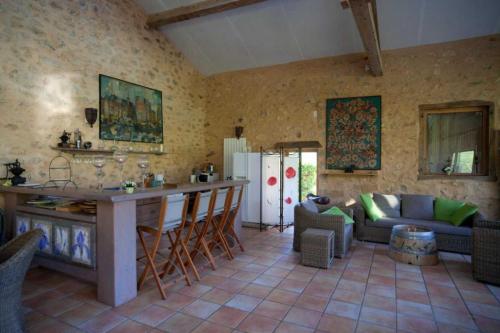 een keuken en een woonkamer met een bar en een bank bij La genivriere in Bugarach