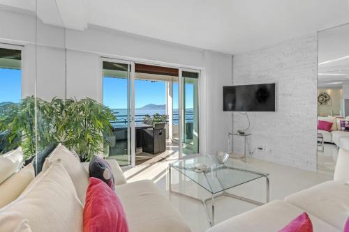 REF 1181 - Cannes Croisette - Sea view apartment for rent