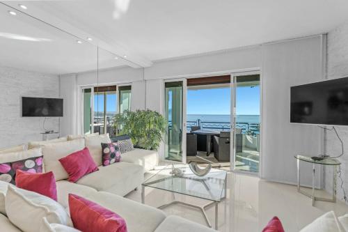 REF 1181 - Cannes Croisette - Sea view apartment for rent