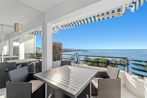 REF 1181 - Cannes Croisette - Sea view apartment for rent