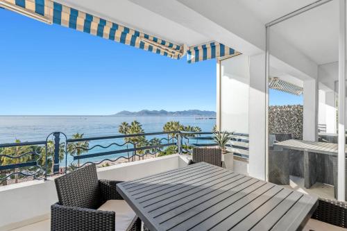 REF 1181 - Cannes Croisette - Sea view apartment for rent