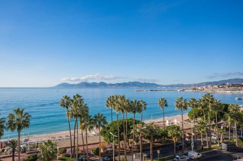 REF 1181 - Cannes Croisette - Sea view apartment for rent
