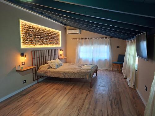 een slaapkamer met een groot bed en een raam bij Los horneros in General Rodríguez