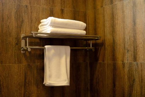 een groep handdoeken op een handdoekenrek in een badkamer bij Zalfa Hills 