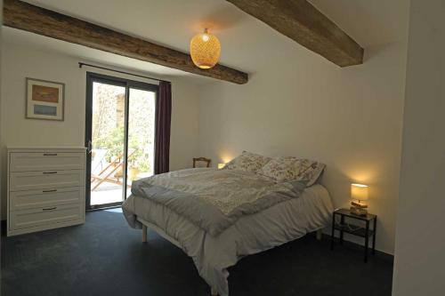 Giường trong phòng chung tại La maison du merle bleu