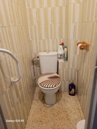 een kleine badkamer met een toilet in een douche bij Mat68 in Nîmes
