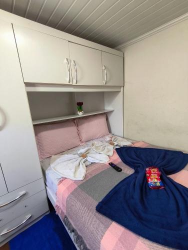 - une petite chambre avec un lit et des vêtements dans l'établissement Chalé Diamante c /AR, à Volta Redonda