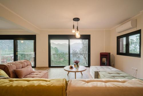 een woonkamer met twee banken en een tafel bij The Ridgehouse in Artemisía