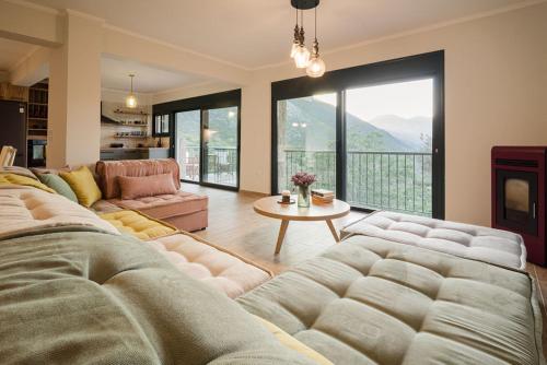 een woonkamer met een grote bank en een tafel bij The Ridgehouse in Artemisía