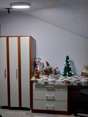 een slaapkamer met een kerstboom op een bed bij Park Apartment in Kočani