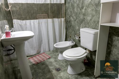 een badkamer met toilet en wastafel bij Casa El Chaparral Villa Dolores, Traslasierra 3 in Piedra Pintada