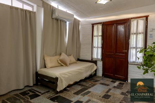 een kleine slaapkamer met een bed en een raam bij Casa El Chaparral Villa Dolores, Traslasierra 3 in Piedra Pintada