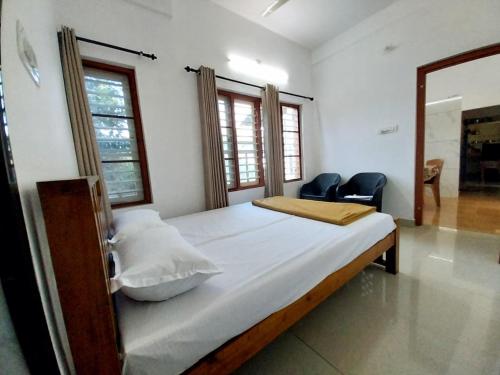 Een bed of bedden in een kamer bij Nature's View Service Villa