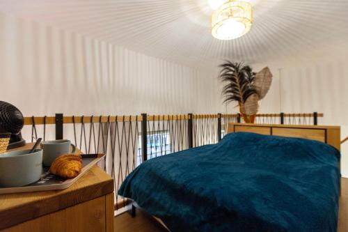 En eller flere senge i et værelse på Au spa de LLea Suite rétro