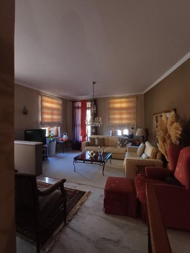 een woonkamer met een bank en een tafel bij Karachalios Maisonette in Karyes