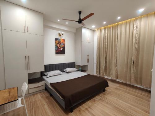 En eller flere senge i et værelse på Meghana Homestays