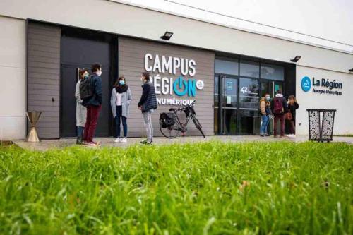 Fotografie z fotogalerie ubytování Cozy fully-equipped apartment in Charboniere v destinaci Charbonnières-les-Bains