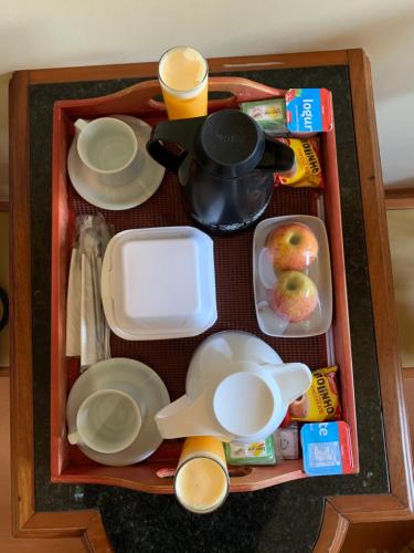 - une table avec des assiettes et des ustensiles en haut dans l'établissement L'acqua Express, à Ponta Grossa