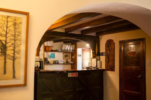 a room with an archway and a wooden door at Hotel Las Cascadas in La Cumbrecita