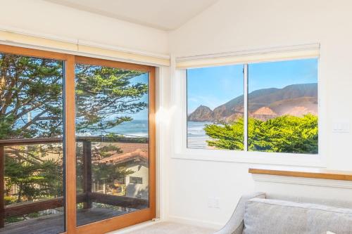 Cảnh núi rừng hoặc tầm nhìn ra núi từ nhà nghỉ dưỡng