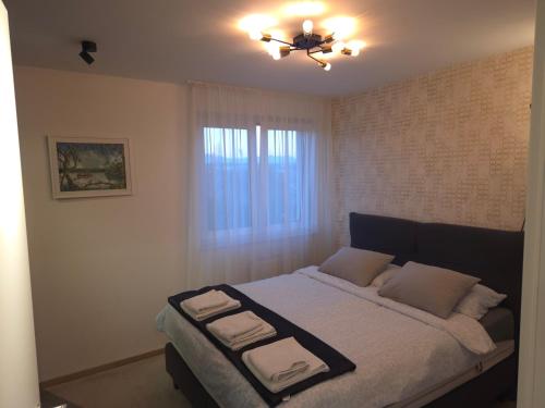 En eller flere senge i et værelse på Sunset&Mountain -- With Parking