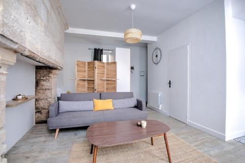 een woonkamer met een bank en een salontafel bij Wisdom at heart in Périgueux