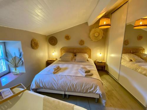 een slaapkamer met twee bedden en een spiegel bij Casa d'amunt in Prats-de-Mollo-la-Preste