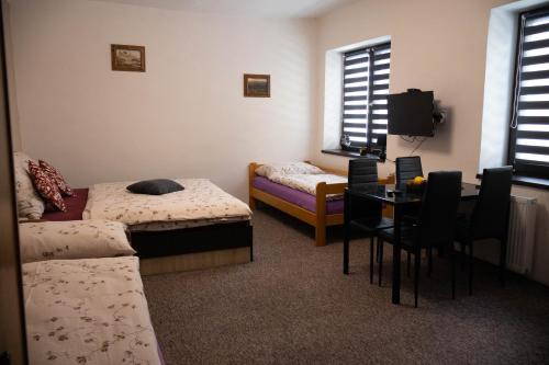 Giường trong phòng chung tại Apartmány Kunčice