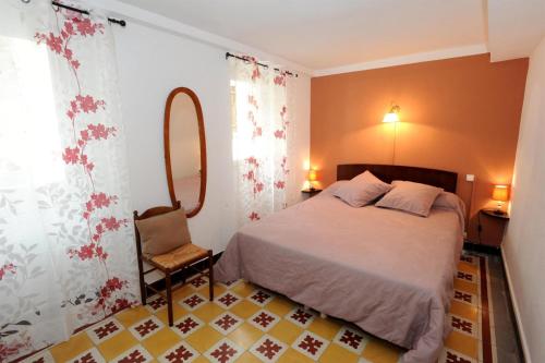 Giường trong phòng chung tại La maison de nini