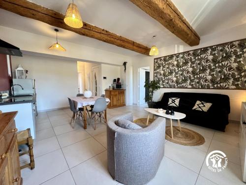 un salon avec un canapé et une table dans l'établissement L'abeille, à Durban-Corbières