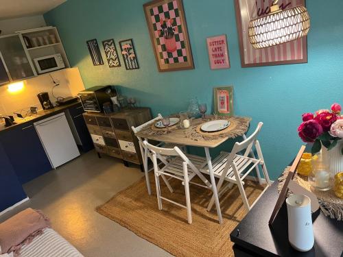 Kuchyň nebo kuchyňský kout v ubytování Quiet, cozy and central Beach Apartment with Pool &Terrasse