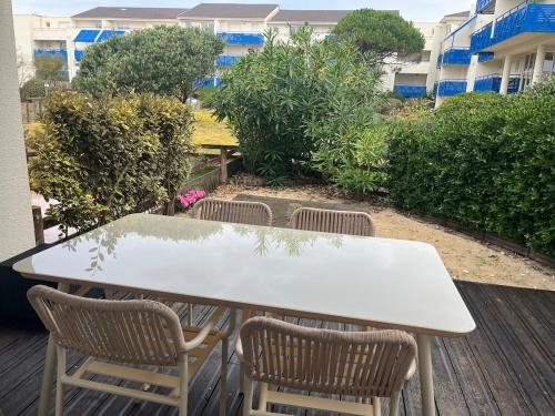 Zahrada ubytování Quiet, cozy and central Beach Apartment with Pool &Terrasse