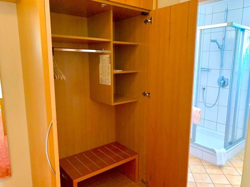 un armadio con una porta di legno con una panca dentro di Hotel Möhringer Hof a Stoccarda