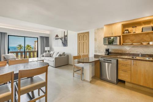 een keuken en woonkamer met uitzicht op de oceaan bij Fiesta Americana Cancun Villas in Cancun