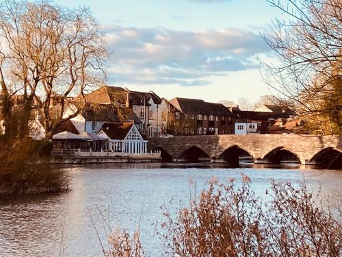 Výhled na řeku, která protéká v blízkosti prázdninového domu