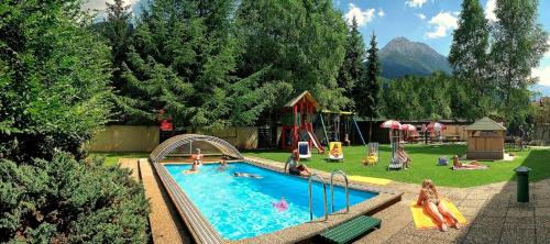 um grupo de pessoas brincando em uma piscina em Hotel Alpina em Kleinarl