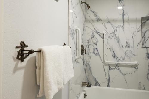 Et badeværelse på Oceanside Beach Condos