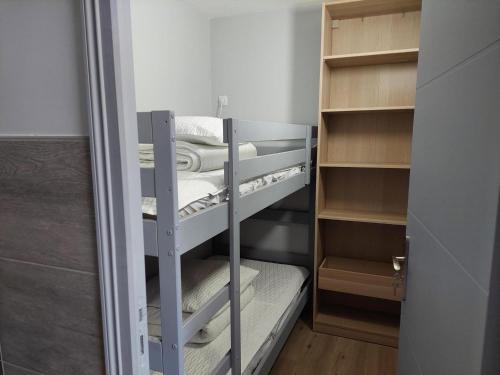 Postel nebo postele na pokoji v ubytování Appartement familial en centre-ville avec WiFi et animaux admis - FR-1-512-210