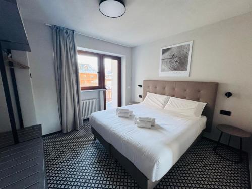 een slaapkamer met een bed met twee dozen erop bij Central Guest in Sauze dʼOulx