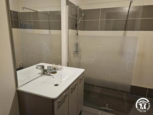 a bathroom with a sink and a shower at Trivalou in Fauch