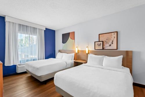 una camera d'albergo con due letti e una finestra di Spark by Hilton a La Grange