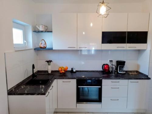 Køkken eller tekøkken på Apartman Josy with gorgeous garden