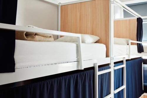 una camera con due letti a castello di Gspot Hostels & Love Triangles Pizzeria a Lisbona